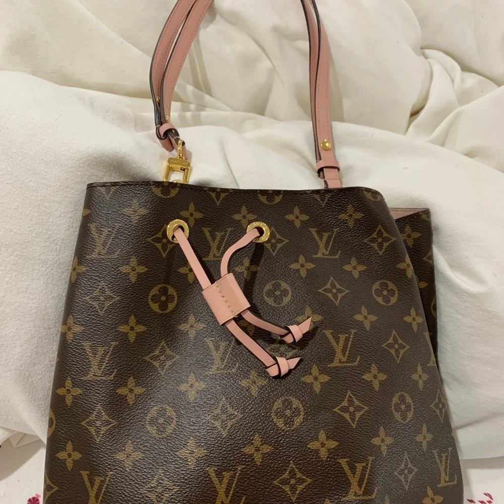 Louis Vuitton NeoNoe in Rose
